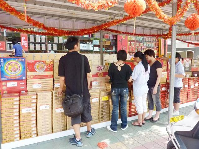 農(nóng)村趕大集 日常生活用品背后的深套路，別以為撿到寶